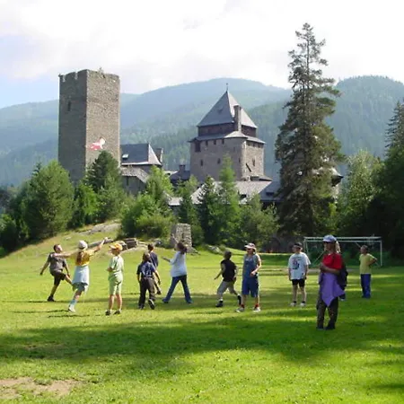 Hostel Burg Finstergrun *